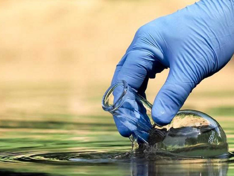 colección de muestras de agua para medición de nitritos